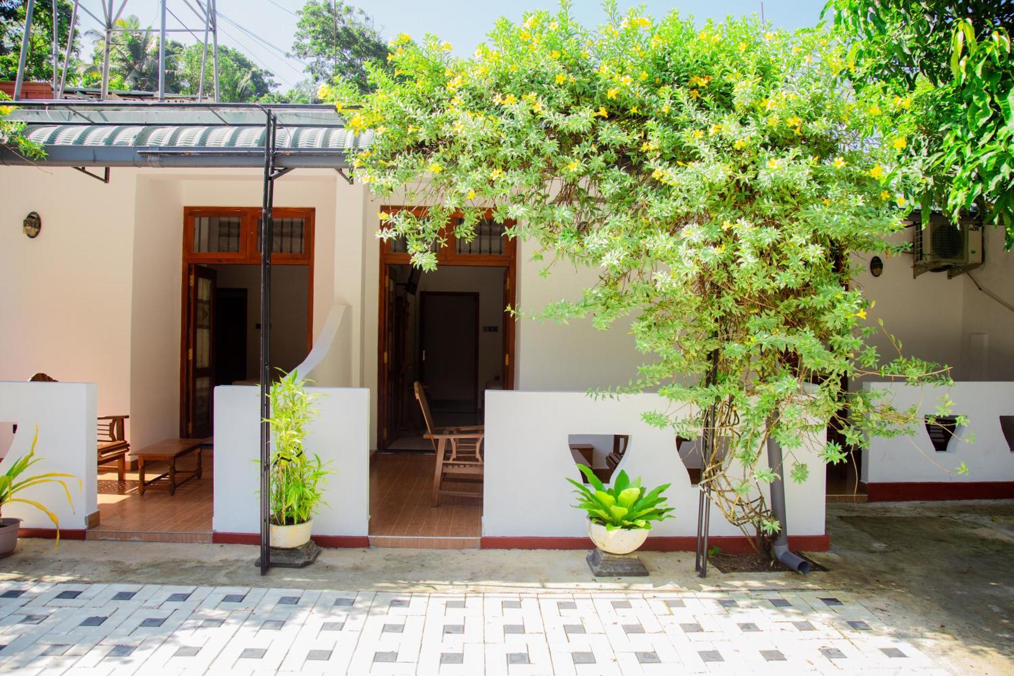 Hispaniola Inn Mirissa Exterior foto